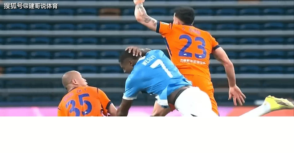1-0!克雷桑补时救主!泰山VS新鹏城:4防1,克雷桑仍能倒钩_深圳_外援_球员